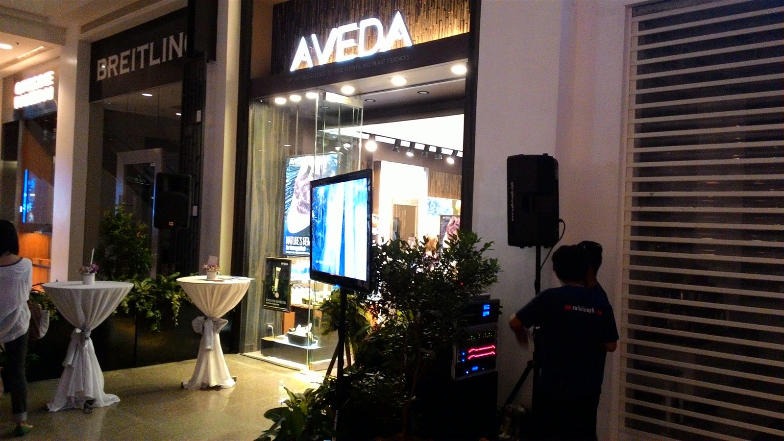 Compact corporate event installation with display screen and a discreet sound system